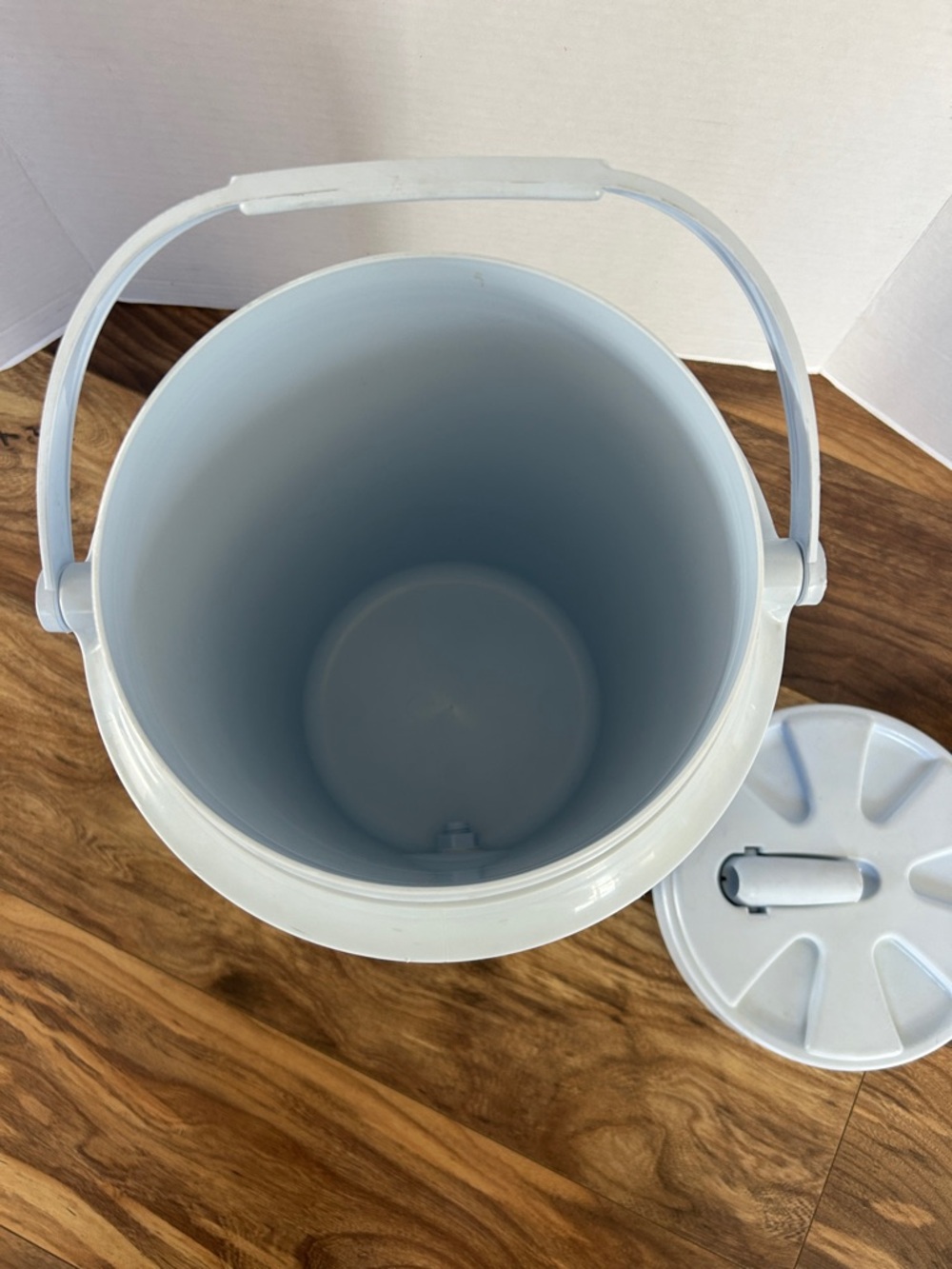 Rubbermaid 2 Gallon Blue and White Insulated Beverage Jug w/ Spigot and Handle - Picture 4 of 4